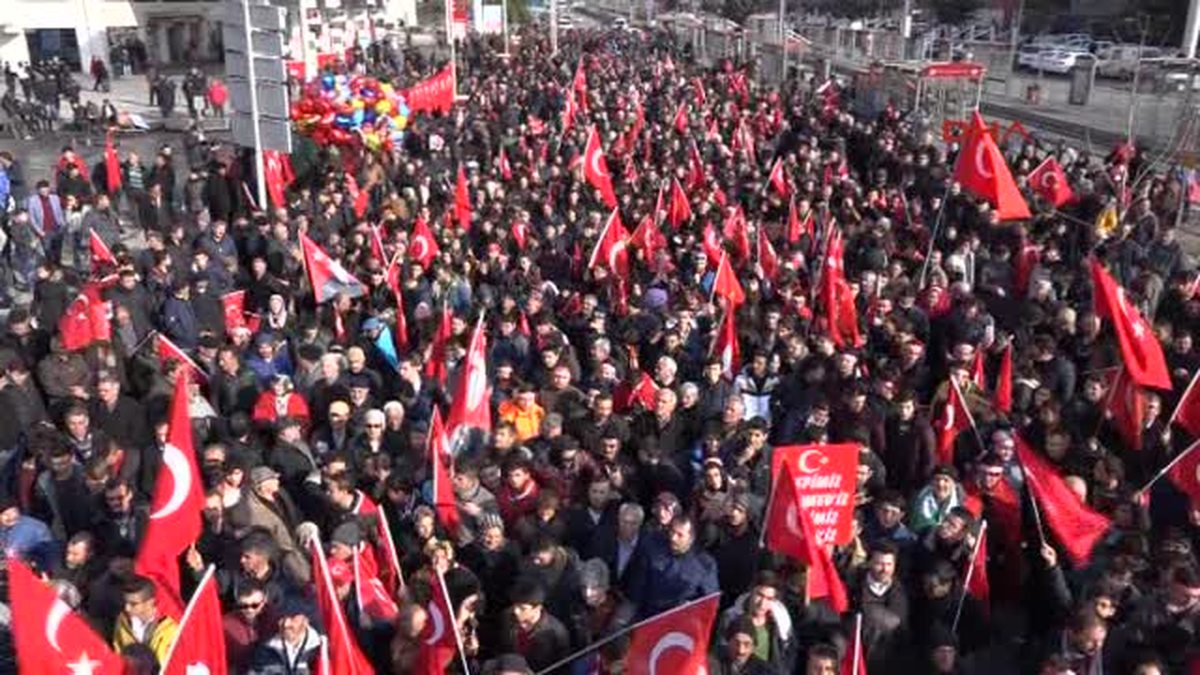 Kayseri\'de Şehitler Anısına " Bayrak " Yürüyüşü