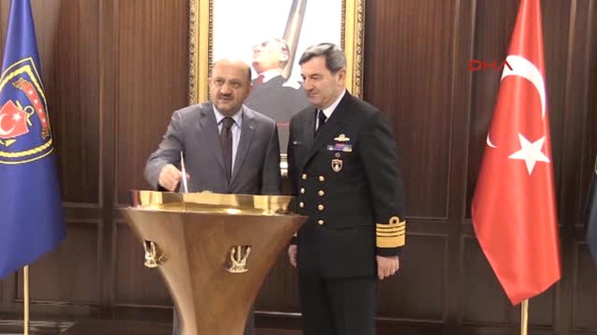 Kocaeli Milli Savunma Bakanı Fikri Işık, Tcg Büyükada Gemisi\'ni Inceledi