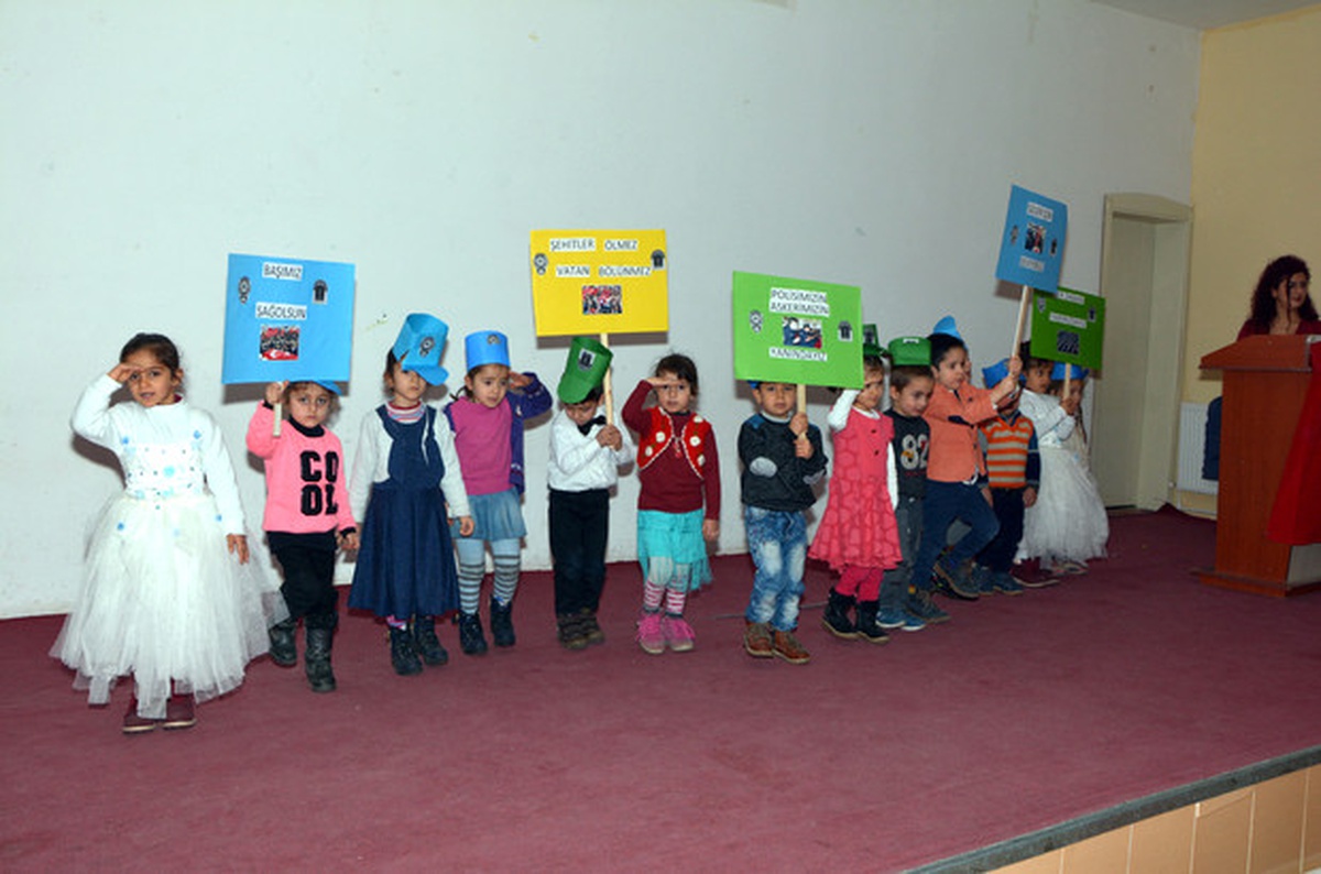 Minik Öğrencilerden Polislere Destek Etkinliği
