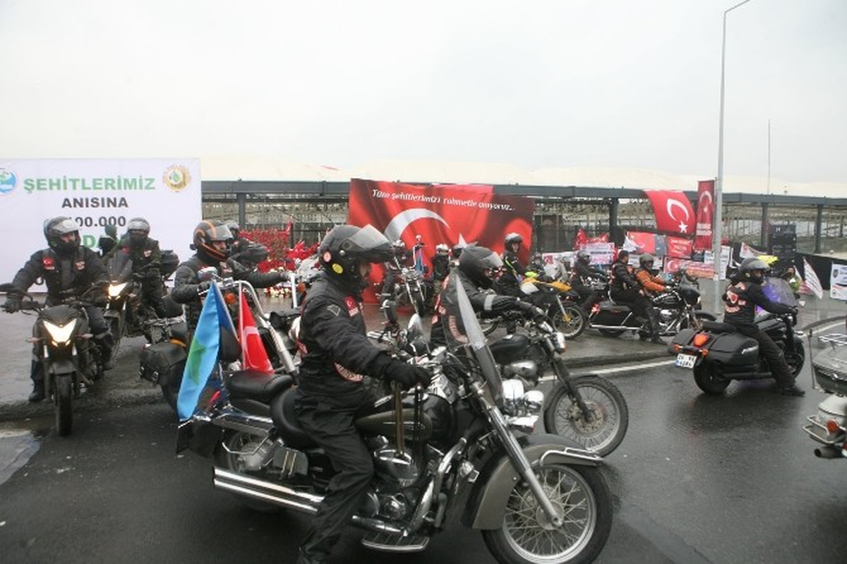 Motosiklet Tutkunları Şehitler Tepesi\'nde Terörü Protesto Etti