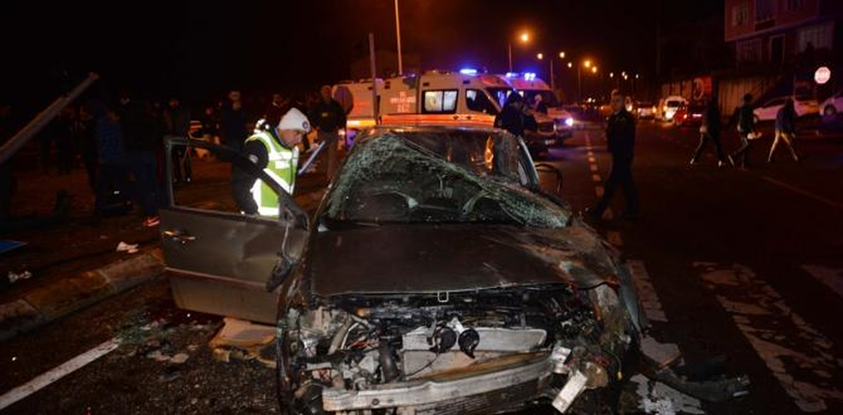 Ordu\'da Otomobil Sinyalizasyon Direğine Çarptı: 4 Yaralı