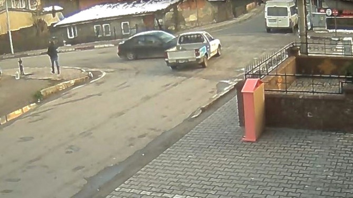 Otomobil ile Kamyonetin Çarpıştı: 1 Yaralı