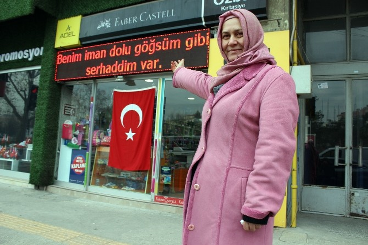 Teröre Tepki İçin İstiklal Marşı\'nı Led Tabelasına Yazdı
