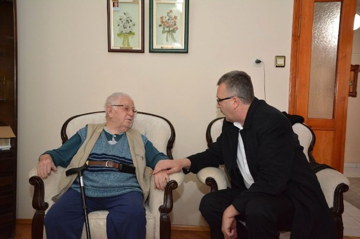 Özkan\'dan Asırlık Çınara Ziyaret