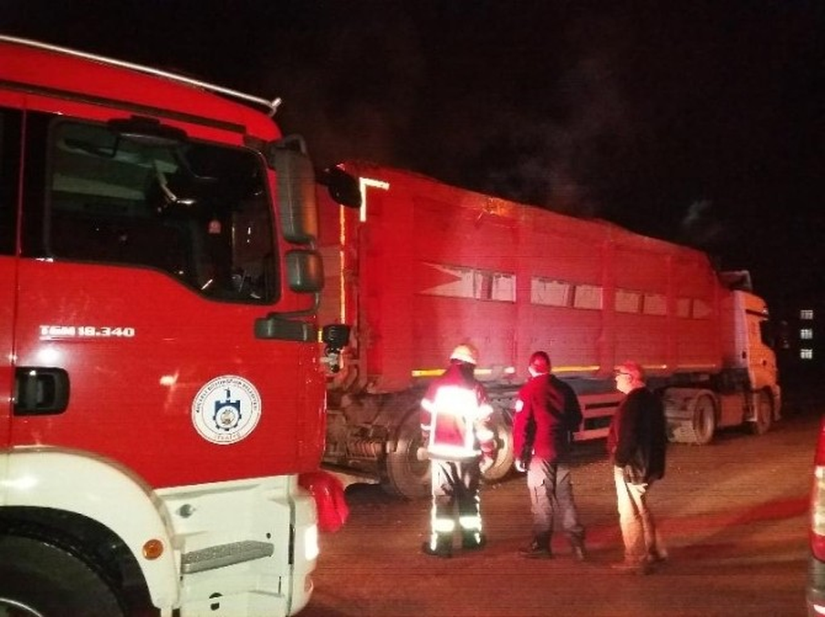 Park Halindeki Tır\'dan Çıkan Dumanlar Mahalleliyi Korkuttu