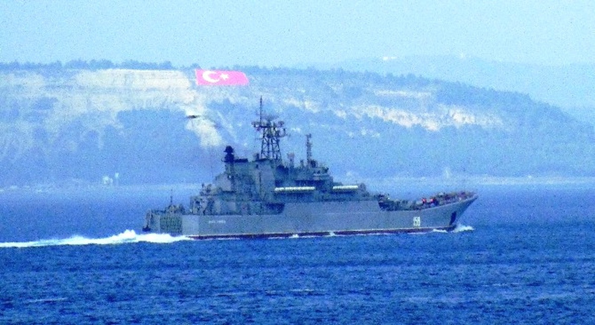 Rus Savaş Gemisi Çanakkale Boğazı\'ndan Geçti