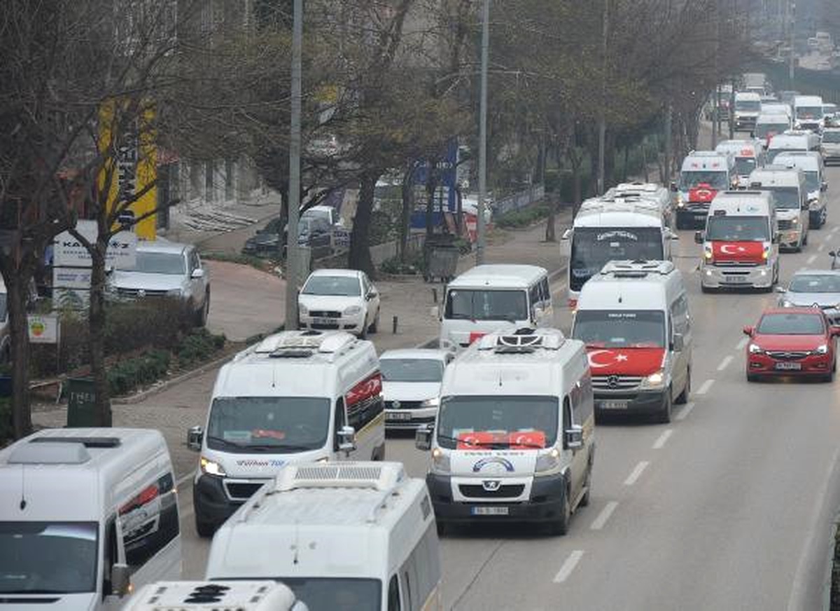 Servis Minibüsleri Şehitler İçin Konvoy Oluşturdu