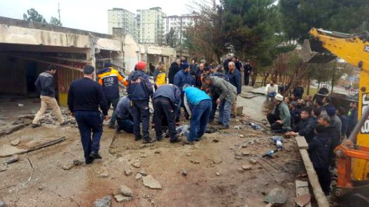 Siirt\'te Eski Terminal Binasının Tavanı Çöktü: 1 İşçi Mahsur Kaldı