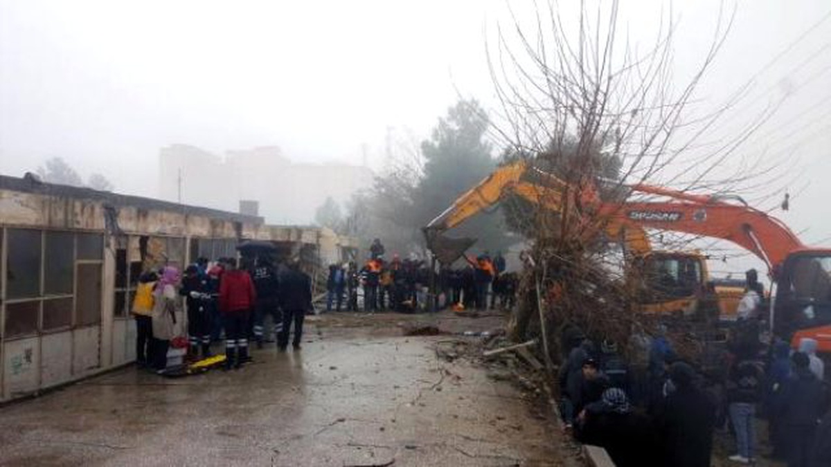 Siirt\'te Eski Terminal Binasının Tavanı Çöktü: 1 İşçi Mahsur Kaldı (2)