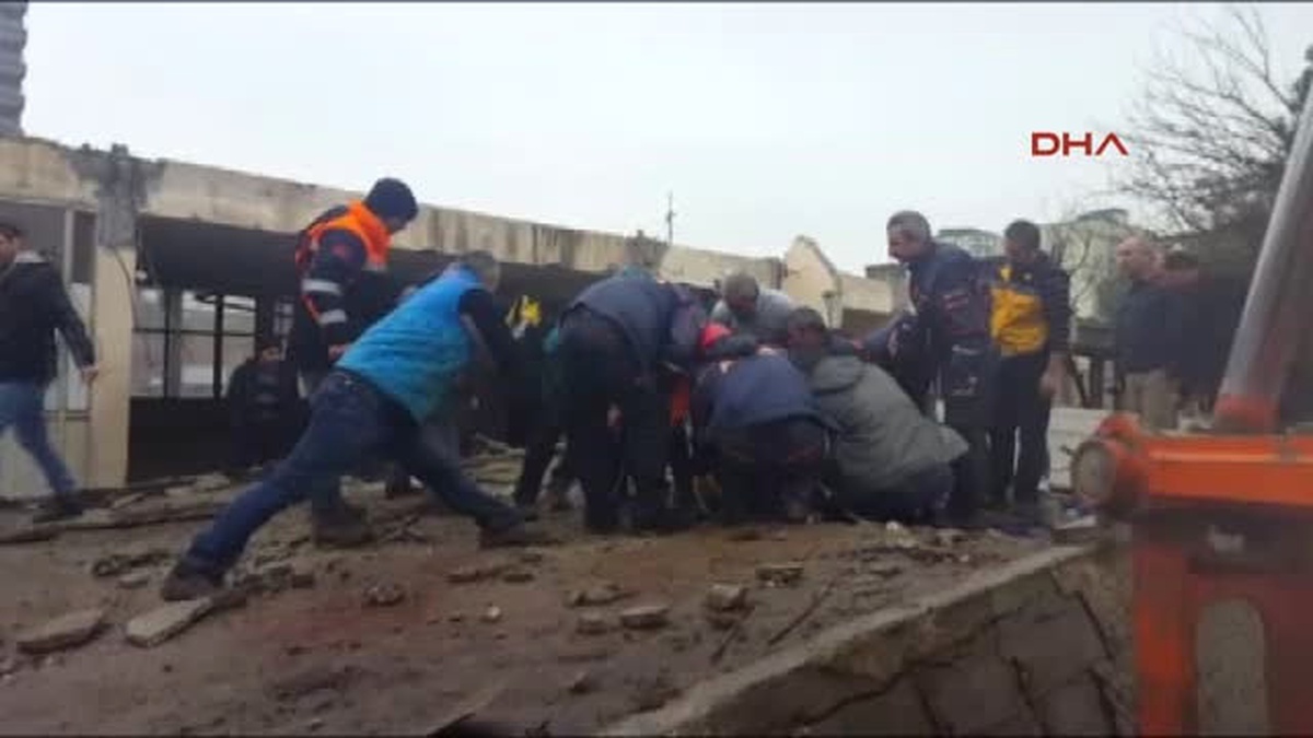 Siirt\'te Eski Terminal Binasının Tavanı Çöktü: 1 Işçi Mahsur Kaldı