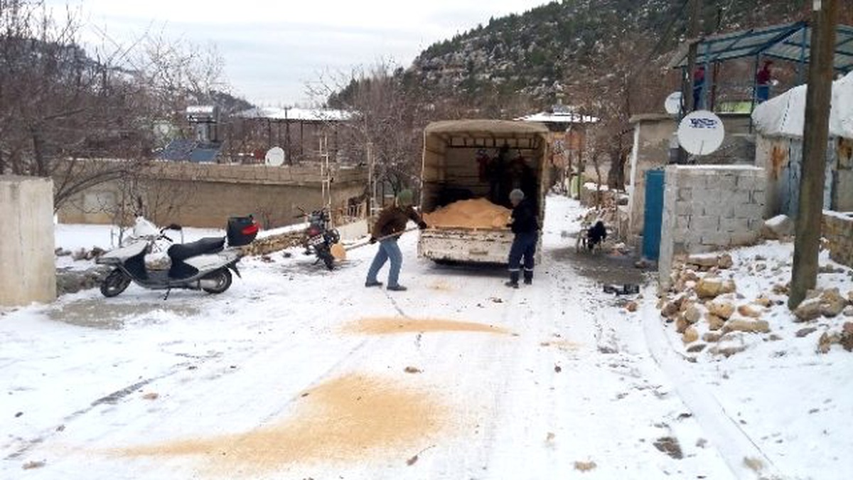 Silifke\'de Kar Temizleme ve Tuzlama Çalışmaları