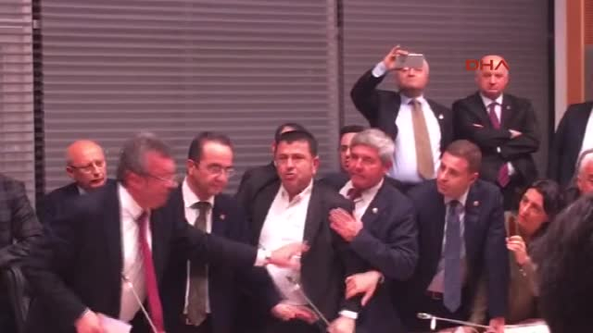 TBMM Anayasa Komisyonu\'nda Tartışma