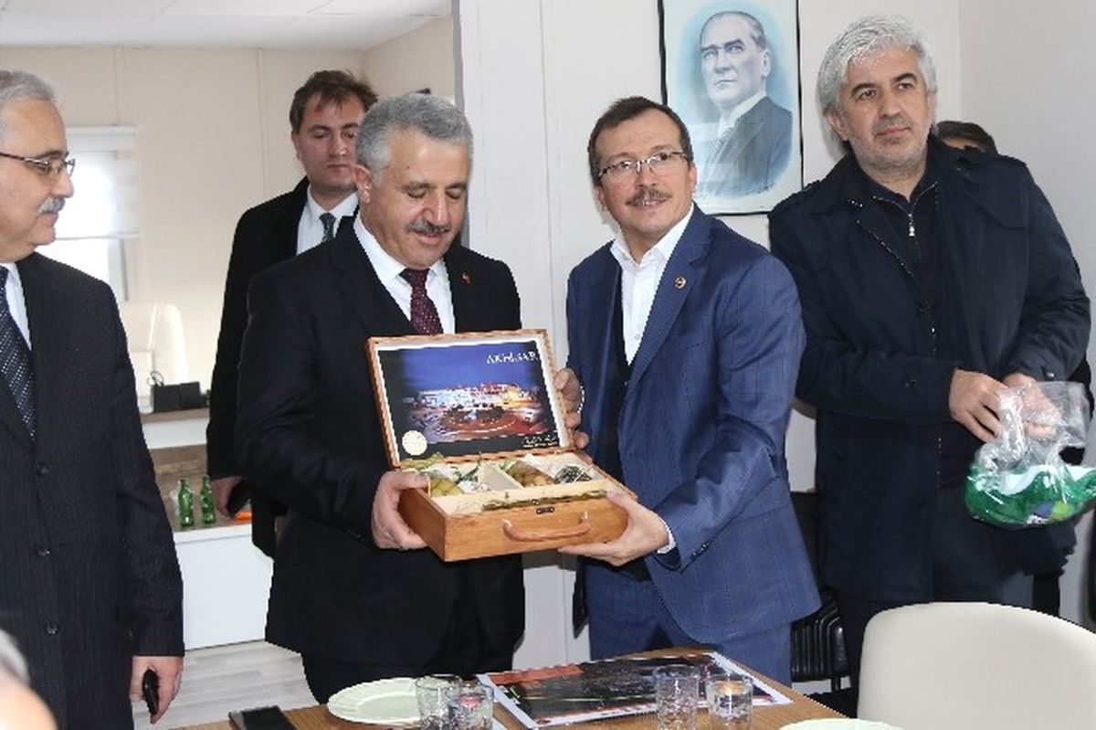 Ulaştırma Bakanı Arslan\'dan, Akhisar\'a 2 Büyük Müjde