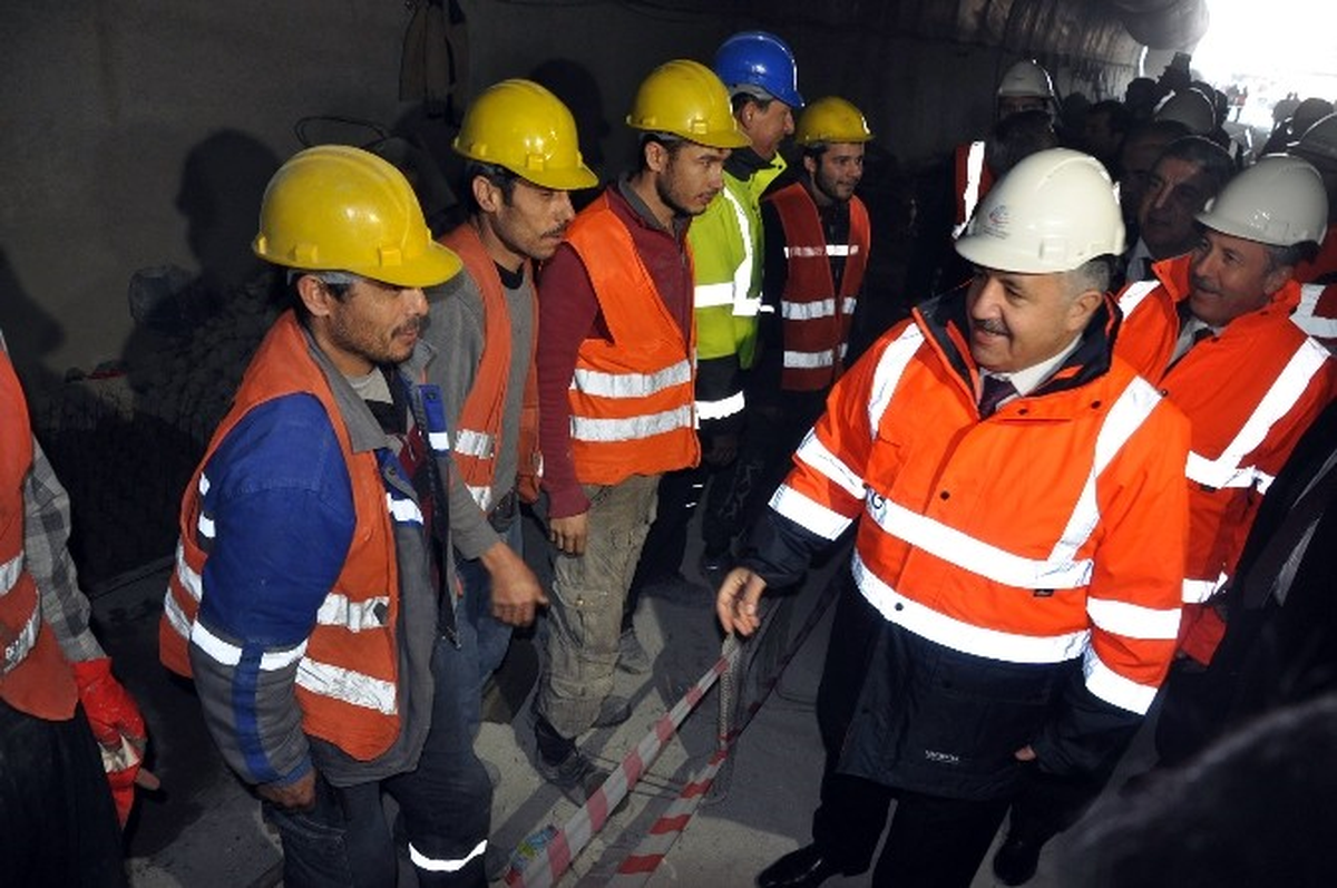 Ulaştırma, Denizcilik ve Haberleşme Bakanı Arslan, Sabuncubeli Tüneli\'ni İnceledi