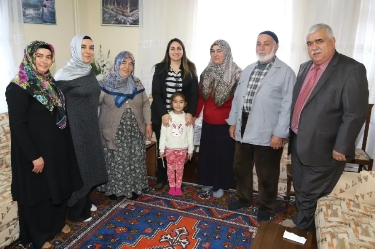 Vali Eşinden Şehit Ailelerine Ziyaret