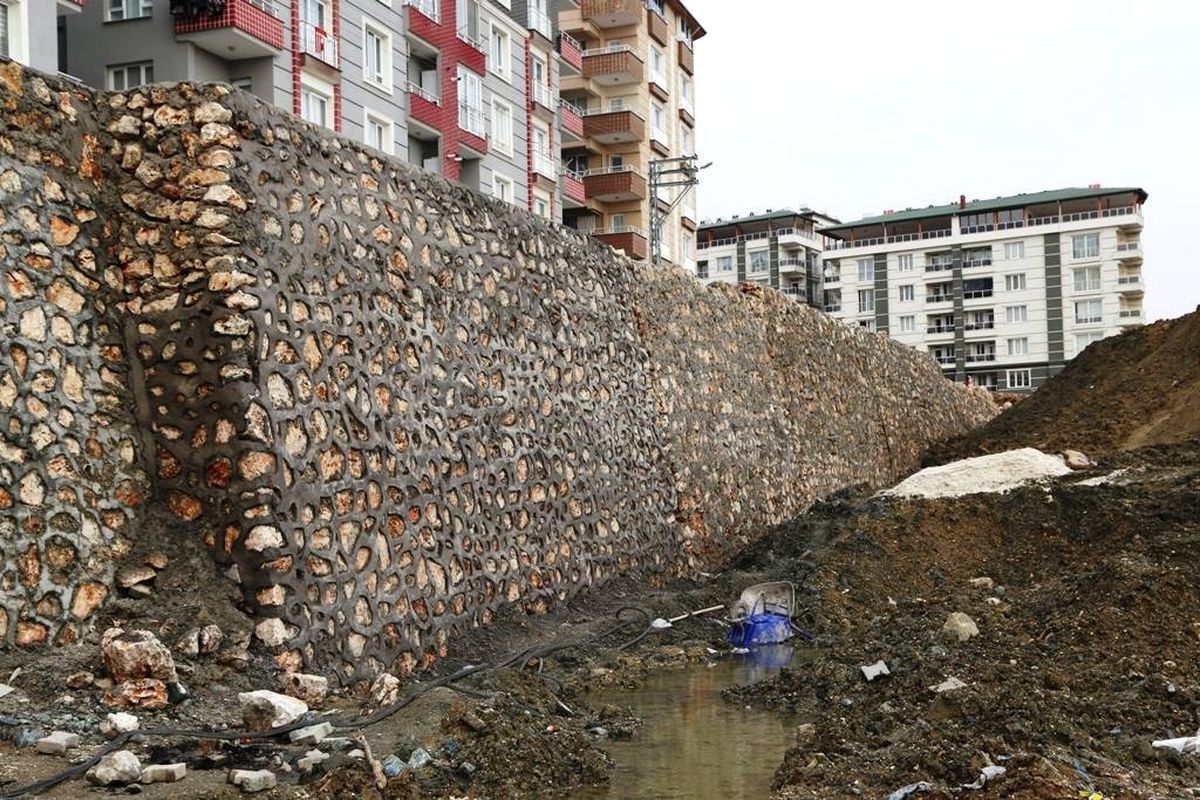 Yeni Otogar\'da Taş Duvar Çalışması