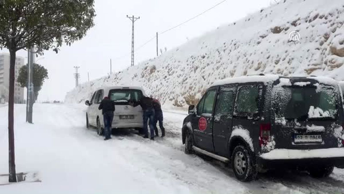 Ağrı\'da Ulaşıma Kar Engeli
