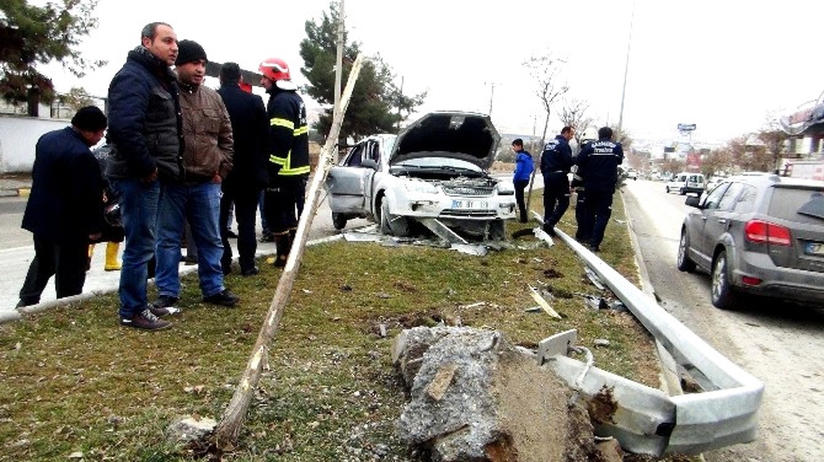 Aşırı Hızlı Otomobil Önce Kaldırıma Sonra Elektrik Direğine Çarptı