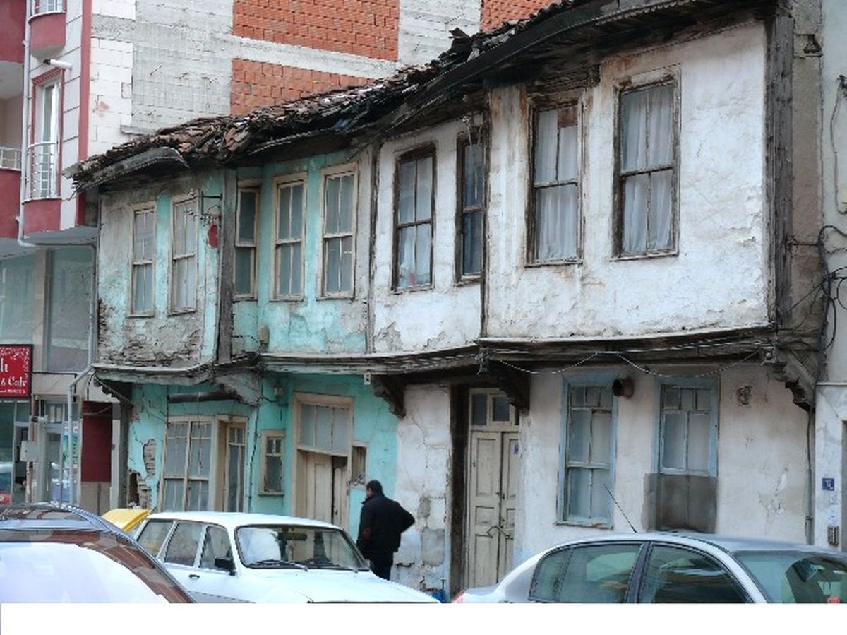 Bilecik\'te Metruk Ev Tehlike Saçıyor