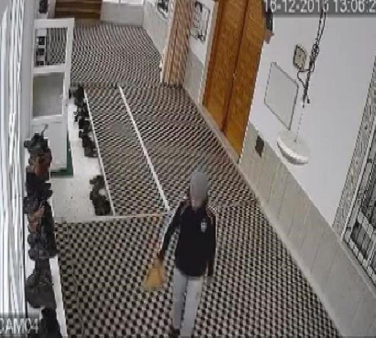 Camiden Ayakkabı Hırsızlığı Kamereda