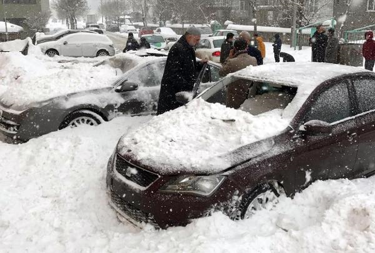 Çatıdan Düşen Kar Kütlesi, 3 Otomobili Hurdaya Çevirdi