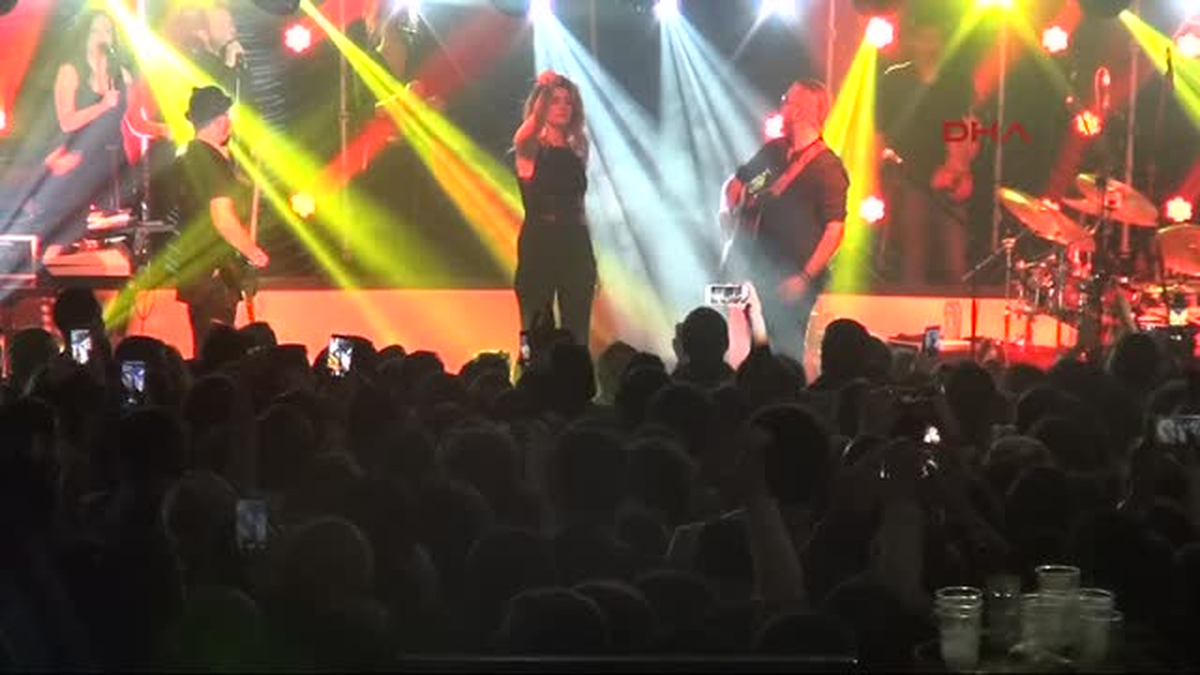 Edirne\'de Sıla, Verdiği Konserle Sevenlerini Çoşturdu
