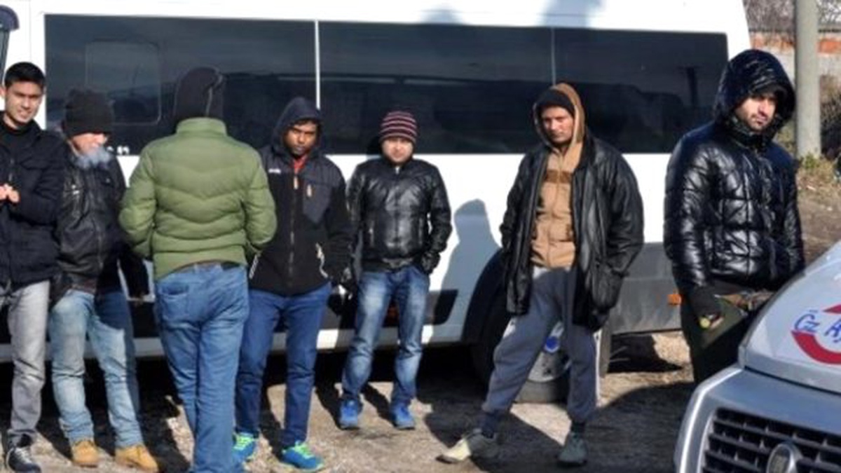 Ege Denizi\'nde Yasa Dışı Geçişler