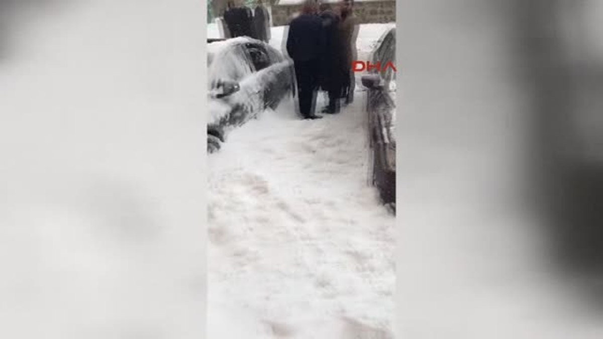 Erzurum Çatıdan Düşen Kar Kütlesi, 3 Otomobili Hurdaya Çevirdi
