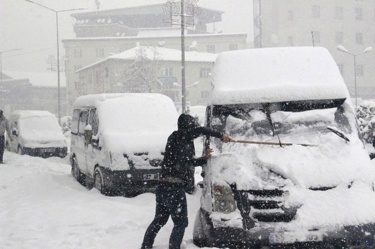 Hakkari\'de 27 Köy ve 93 Mezra Yolu Ulaşıma Kapandı