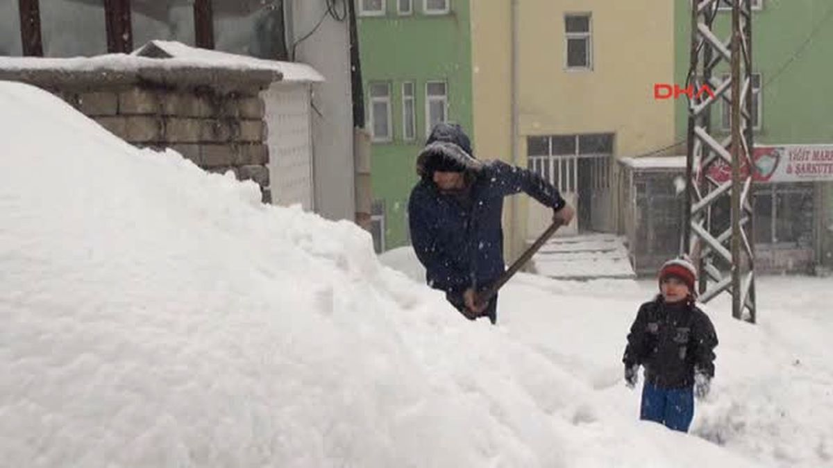 Hakkari\'de Kar Etkili Oluyor