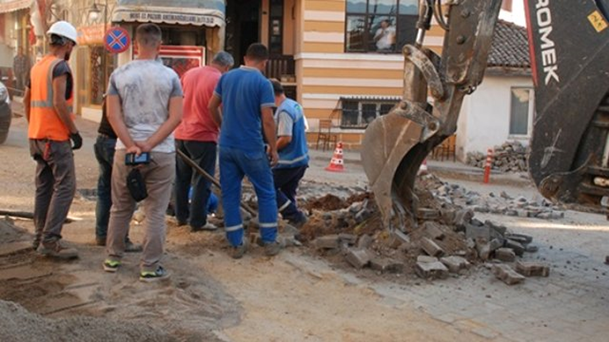 Iş Makinesi Doğalgaz Borusunu Deldi
