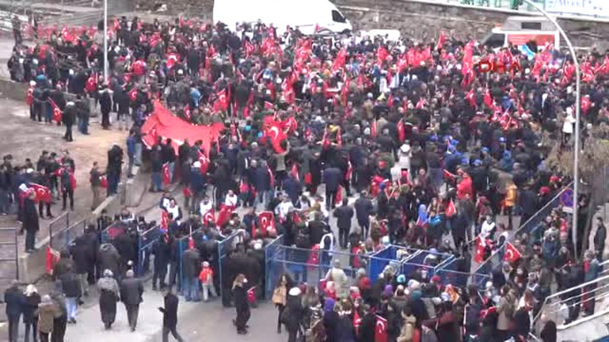 Izmit\'te 20 Bin Kişiyle \'Teröre Lanet, Kardeşliğe Evet\' Yürüyüşü