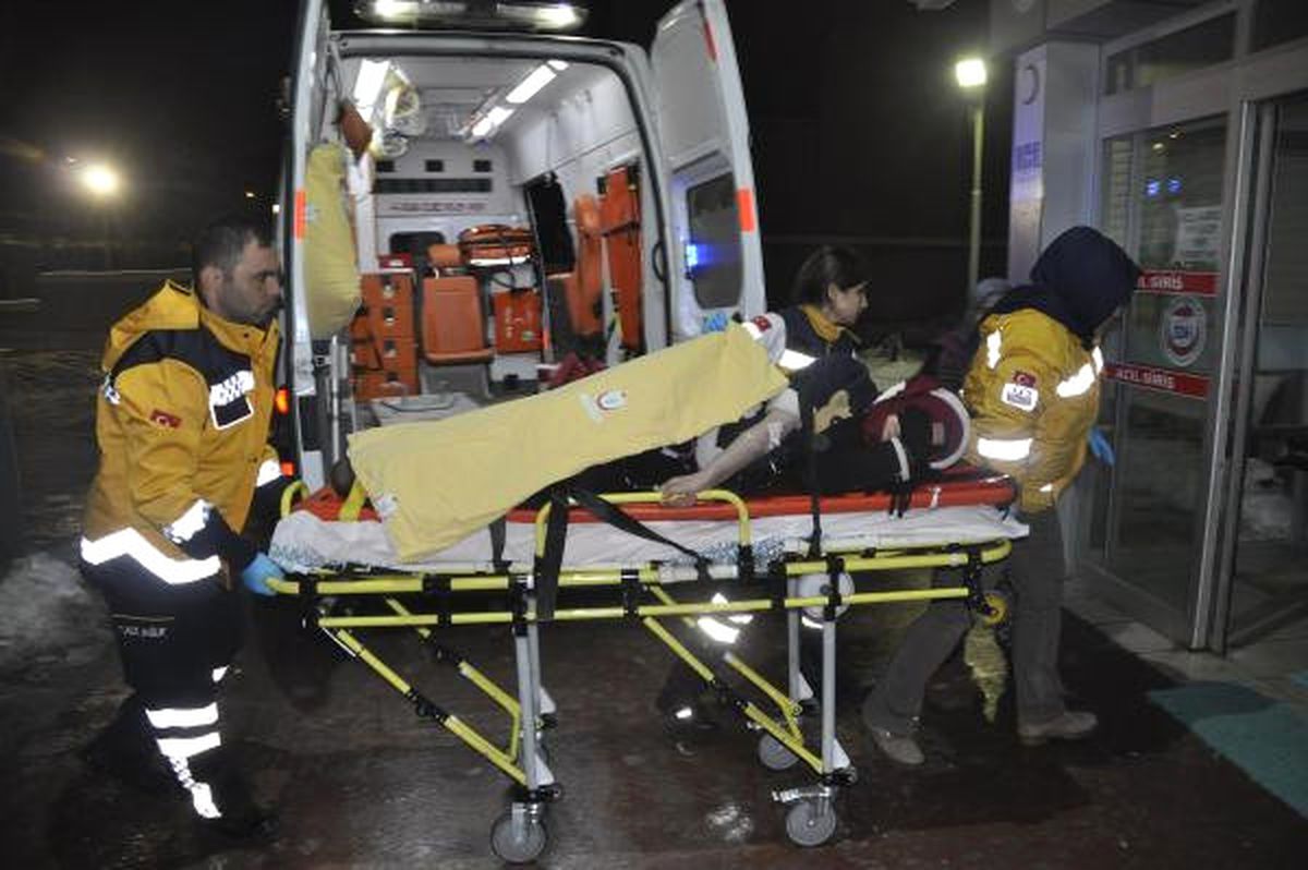 Karda Kayarken, Bacağına Demir Saplandı