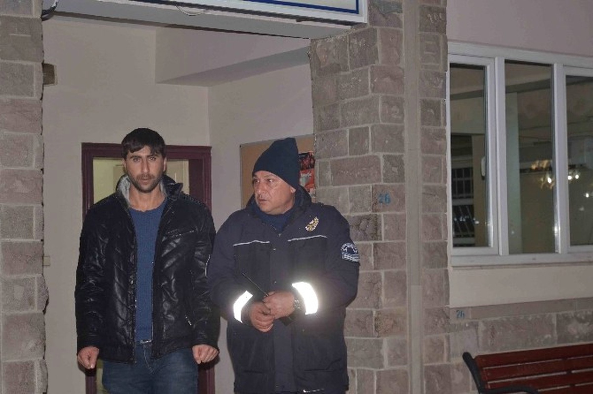 Kuşadası\'nda Dur İhtarına Uymayan Araç Polisten Kaçamadı