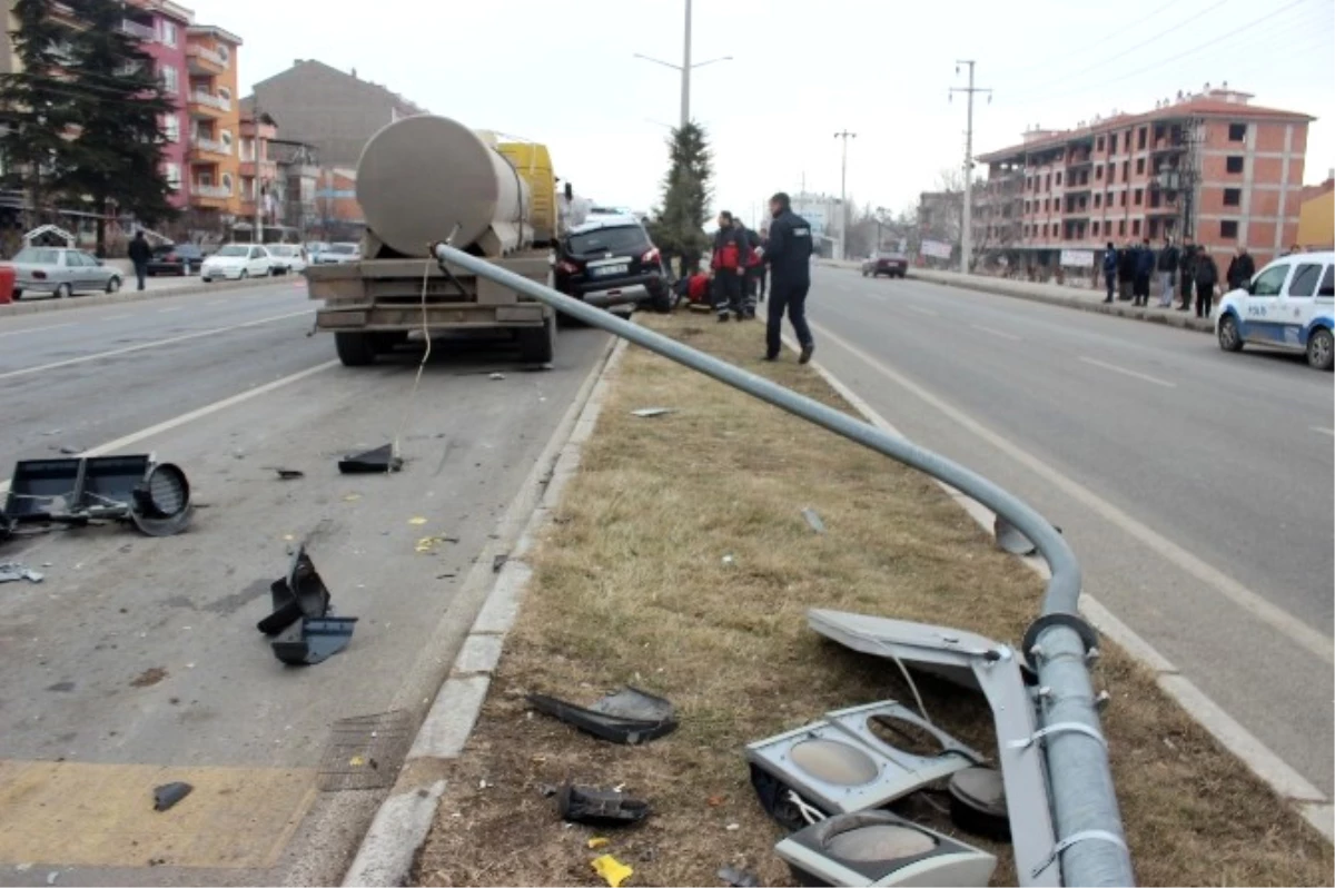 Kütahya\'da Asit Tankeri Karşı Şeritteki Otomobile Çarptı