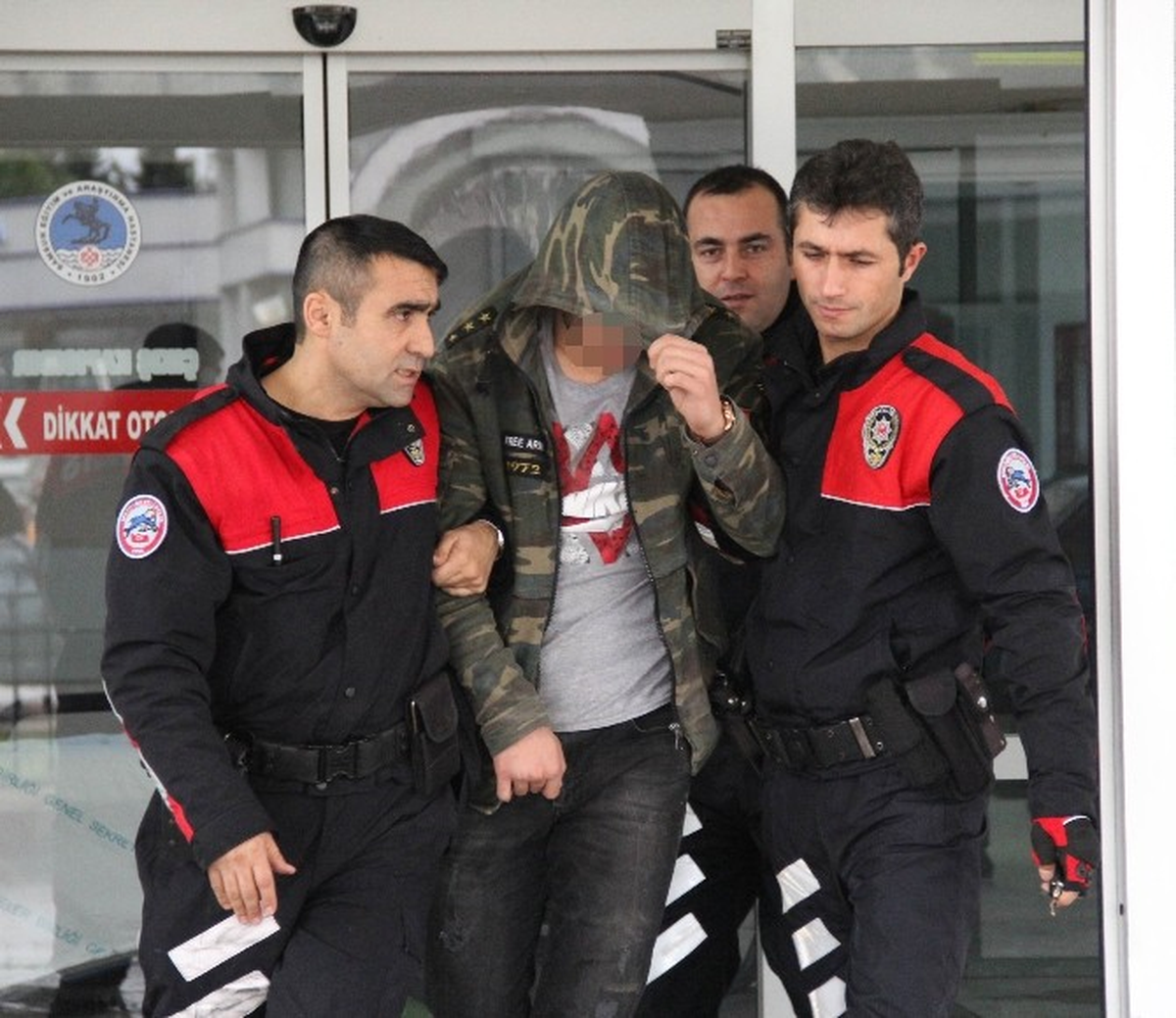 Mağazadan Kazak Çalıp Kaçınca Polisin Takibi Sonucu Yakalandı