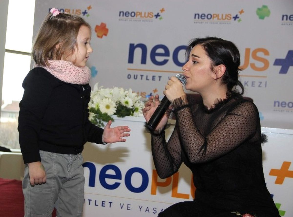 Merve Özbey Eskişehir\'de Sevenleriyle Buluştu