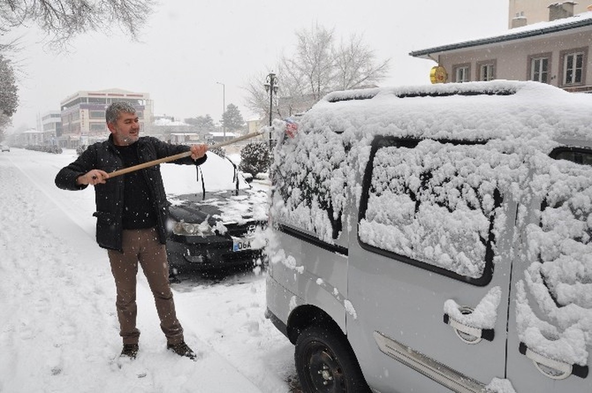 Pazar Gününe Kar ile Uyanan Erzincan