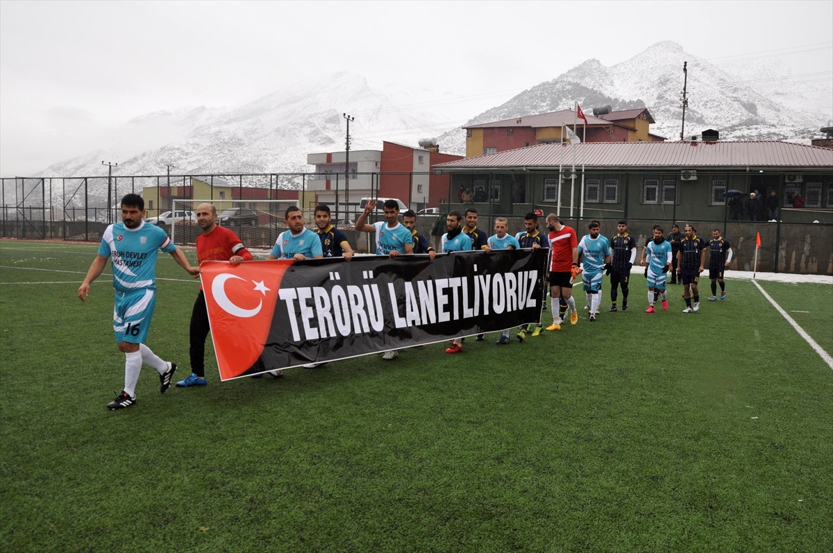 Sahaya "Terörü Lanetliyoruz" Pankartıyla Çıktılar