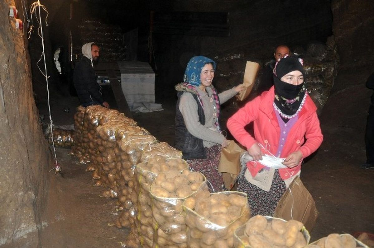 Sandıklı\'da Üretilip Depolanan Patateslerin Sevkiyatı Başladı