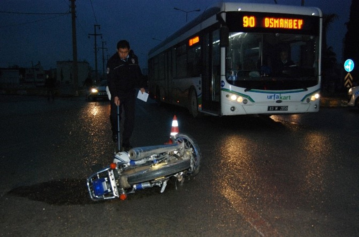 Şanlıurfa\'da Motosiklet Otomobile Çarptı: 1 Ölü, 3 Yaralı