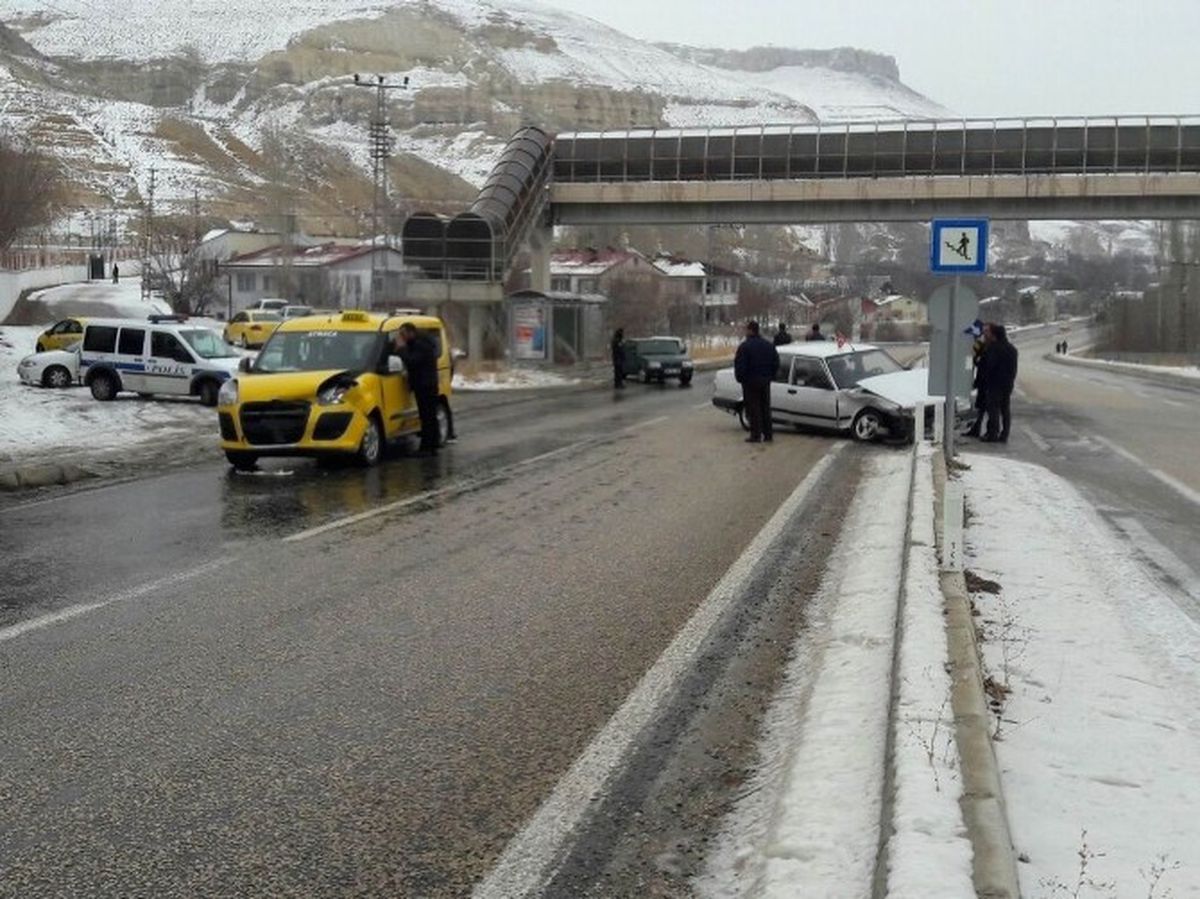 Sivas\'ta Trafik Kazası: 2 Yaralı