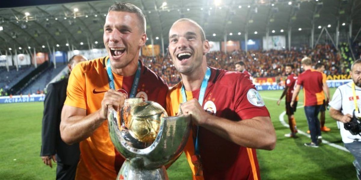 Sneijder ve Podolski Gidiyor