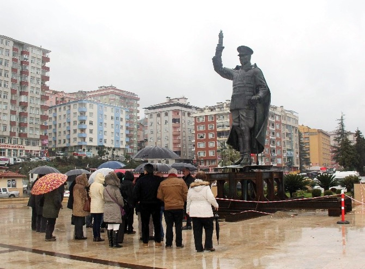 Taşınan Atatürk Anıtı Önünde İlk Etkinliği CHP Düzenledi