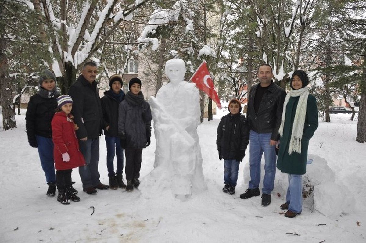 Yaptığı Kardan "Mehmetçik" İlgi Görüyor