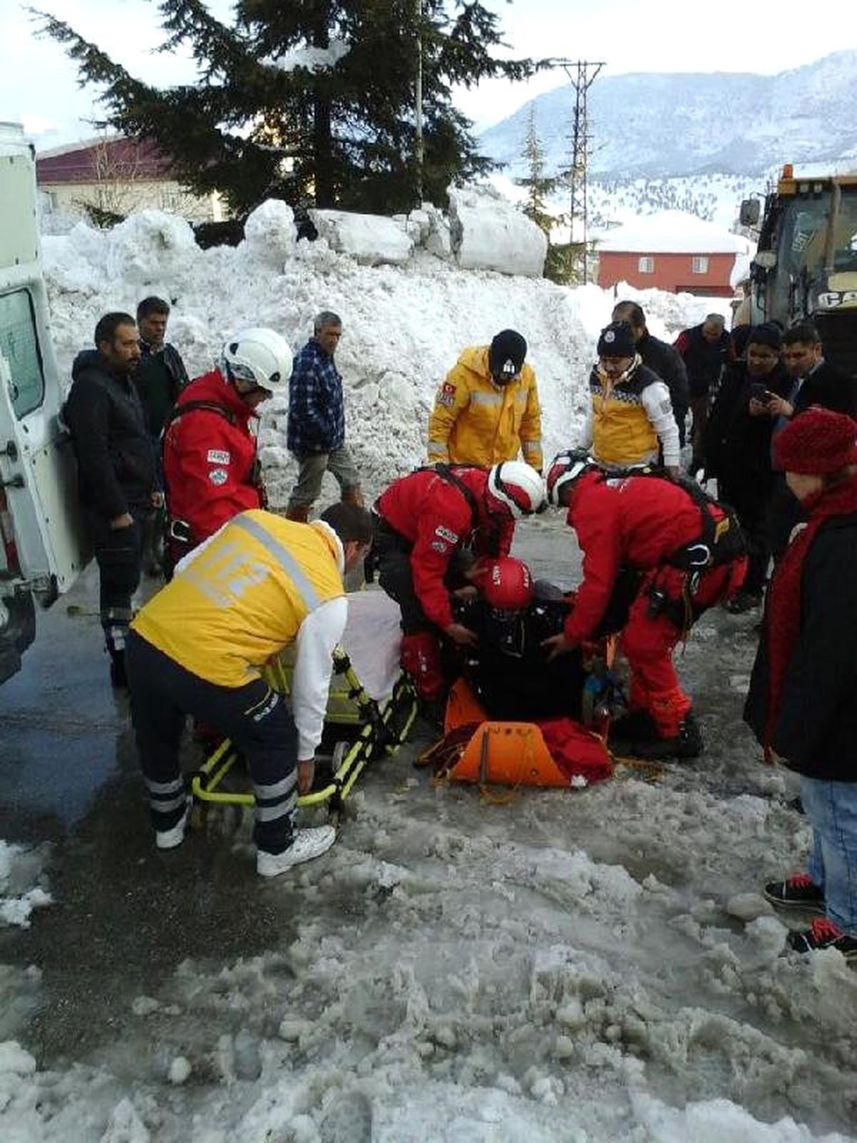 2.5 Metre Karda Mahsur Kalan 8 Kişiyi Akut Kurtardı