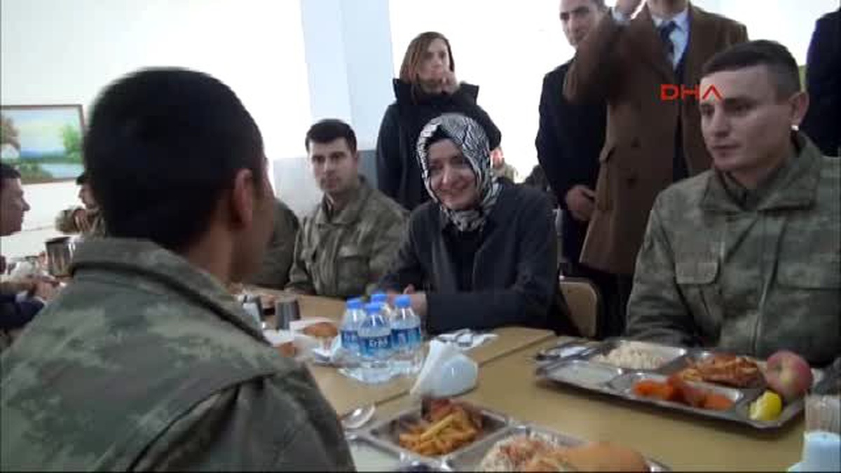 Aile ve Sosyal Politikalar Bakanı Kaya, Kışlada Askerlerle Birlikte Yemek Yedi