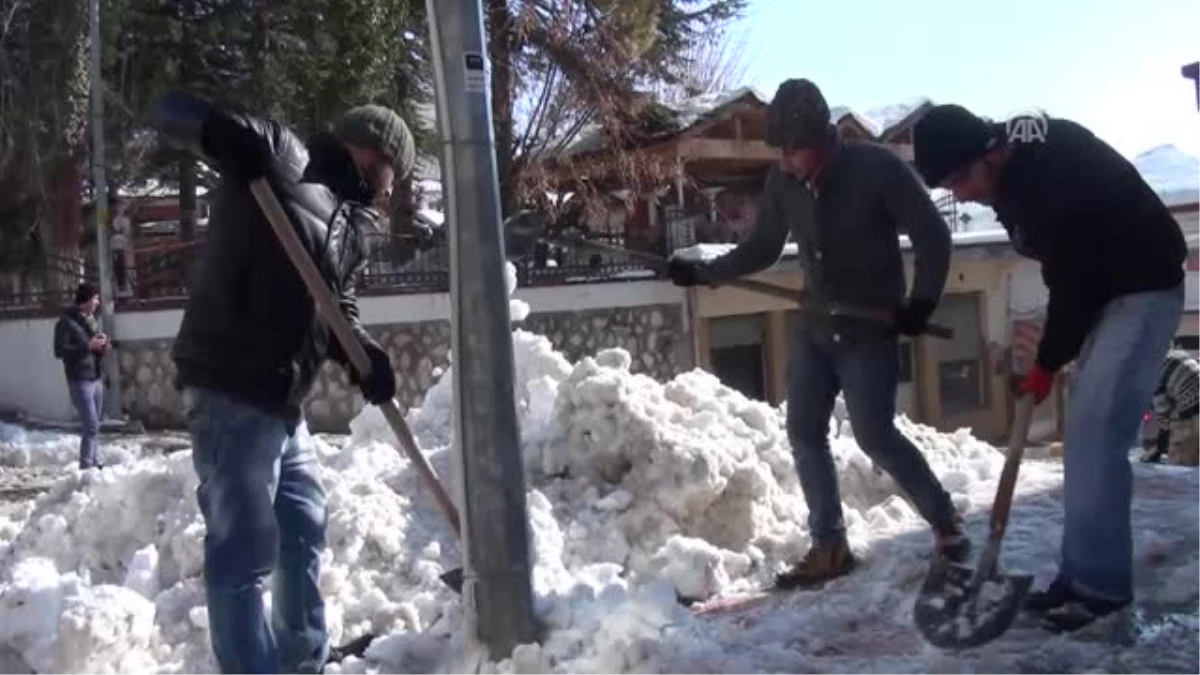 Akseki Belediyesi Kamyonlarla Şehir Dışına Kar Taşıyor