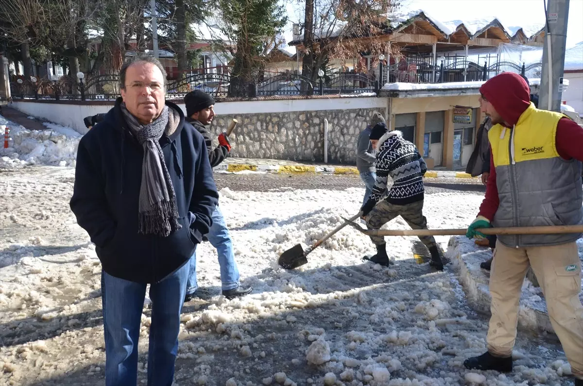 Akseki\'de Kar Kamyonlarla İlçe Dışına Taşınıyor