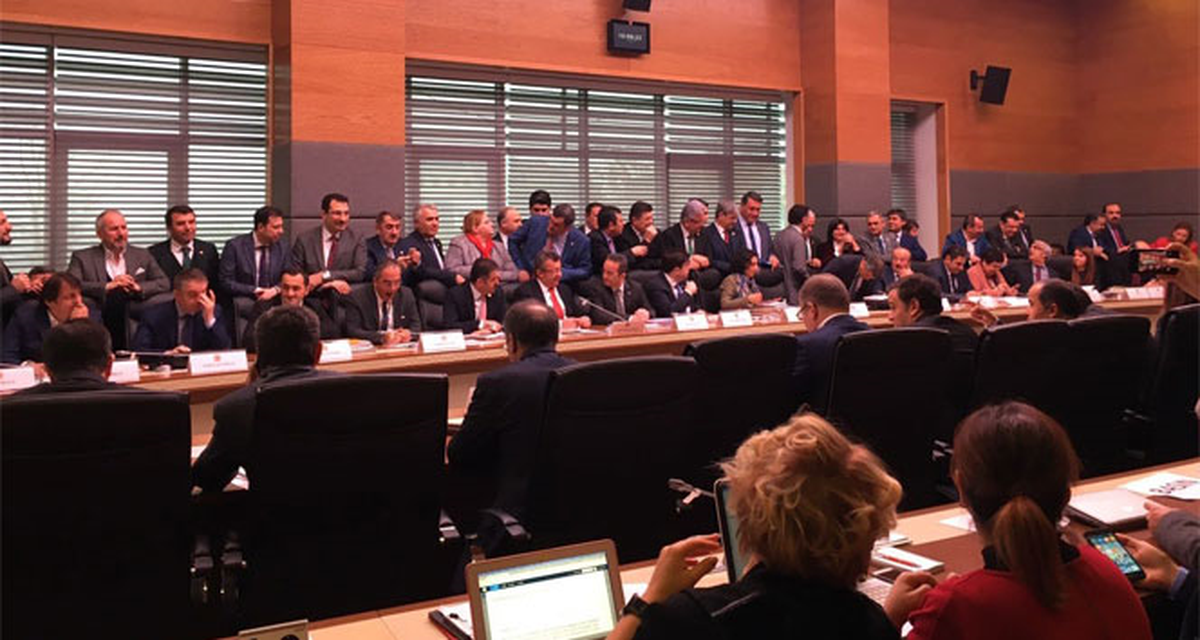 Anayasa Komisyonu\'nda AK Parti ve CHP Üyeler Arasında Tartışma Çıktı (1)